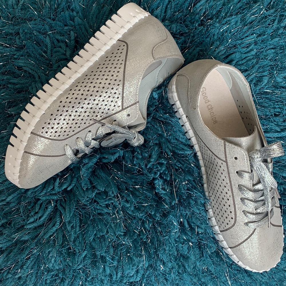 NWOB GC Lex silver lace up shoes